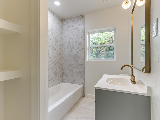 Building Photo - 1-Bedroom Apartment for Rent Near Midtown