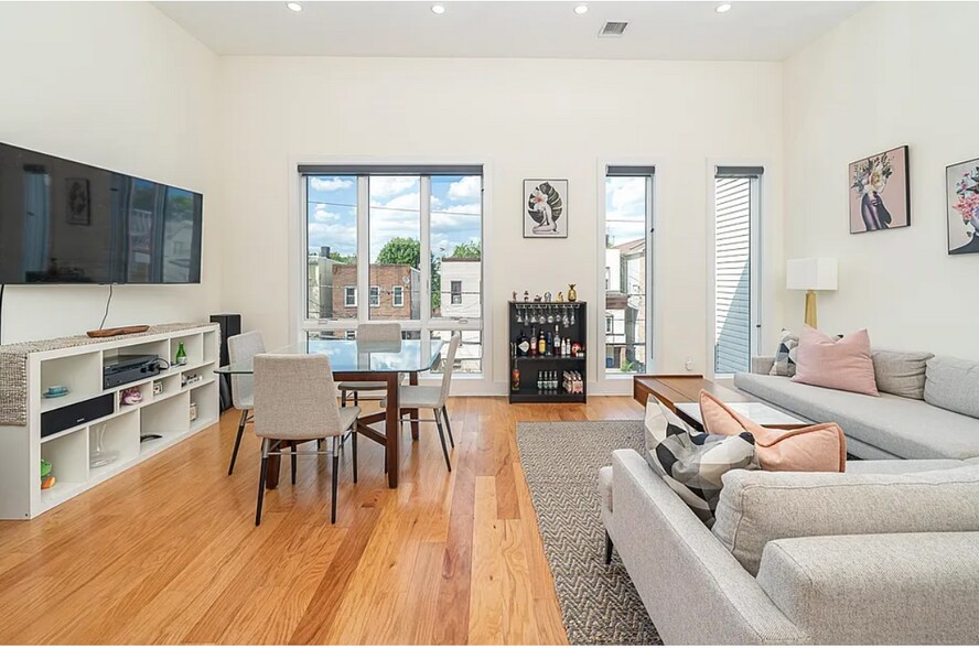 Building Photo - 209 Hutton St