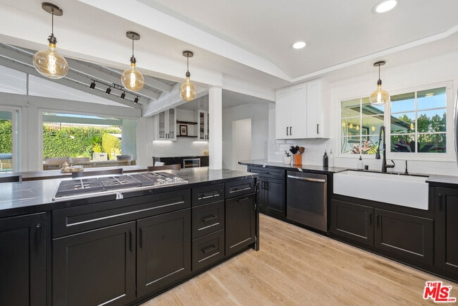 Building Photo - 22428 Victory Blvd