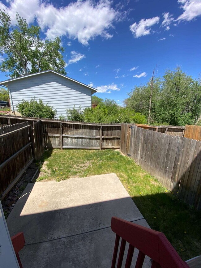 Building Photo - 3 bedroom townhouse westside - Mesa Valley