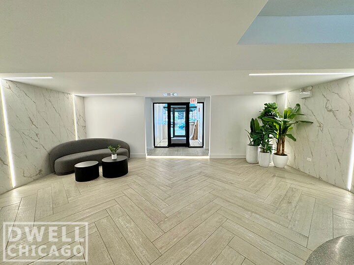 Building Photo - 940 W Carmen Ave