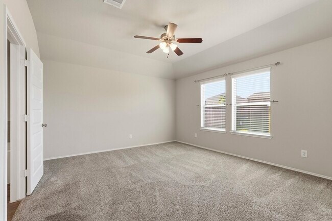 Building Photo - 3935 Country Club Dr