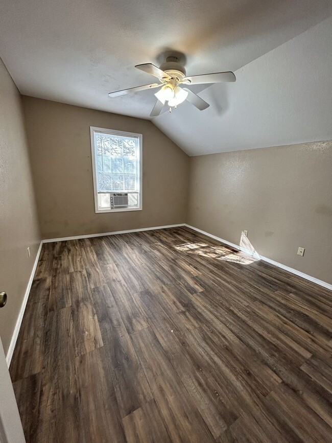 Building Photo - Very Nice 3BR/2BA Duplex on Dead End Street!