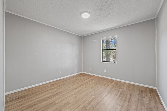 Building Photo - Welcome to Ravenwood Drive!