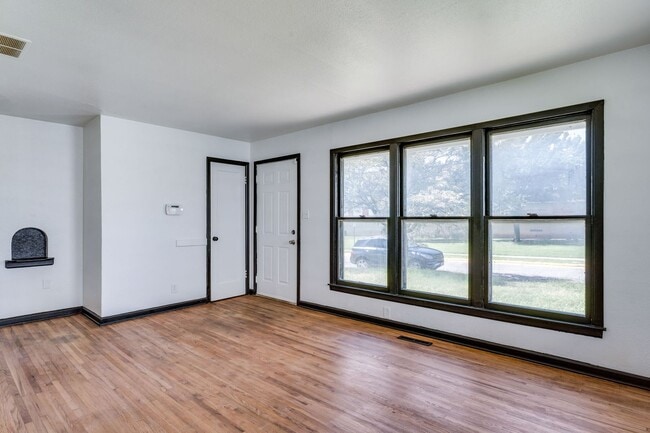 Building Photo - Renovated 3BR 1 BA Home w/ Hardwood Floors & Big Fenced Backyard