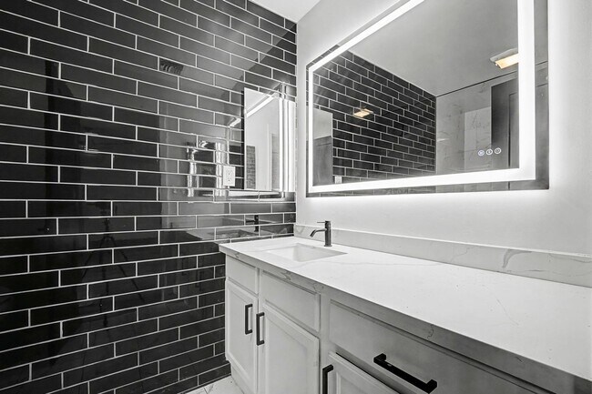 Building Photo - Tempe 5 bedroom 3 bath with pool and HUGE yard