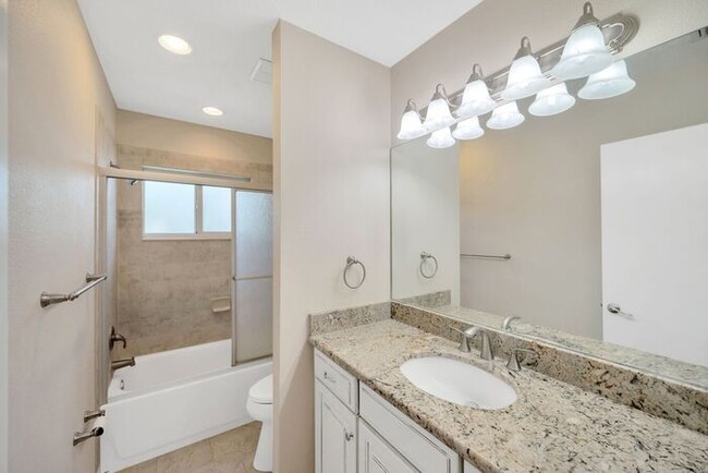 Building Photo - 2 BR, 2 BA Home in the Mainlands on the 18...