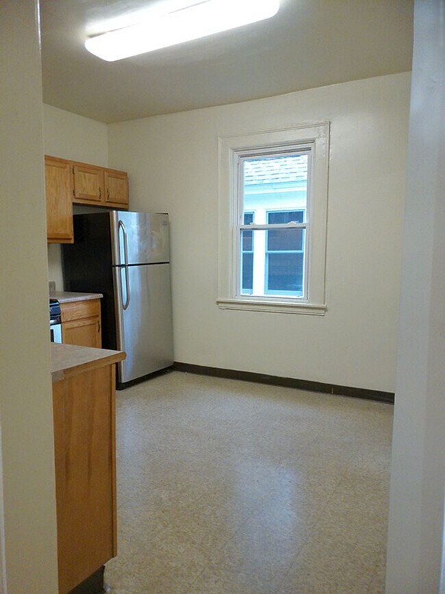 Building Photo - AVAILABLE 8/1/26 - Bright and Spacious One...