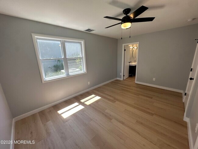 Building Photo - 10 James Hollow Dr