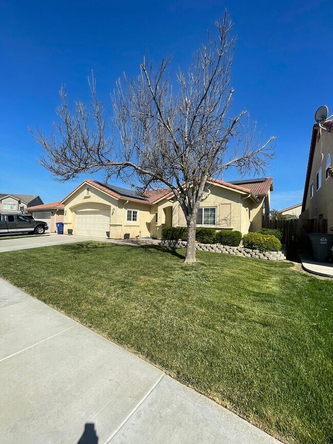 Building Photo - Luxury 3 Bed / 2 Bath Home with Pool and Solar Panels – Available 4/1/2026