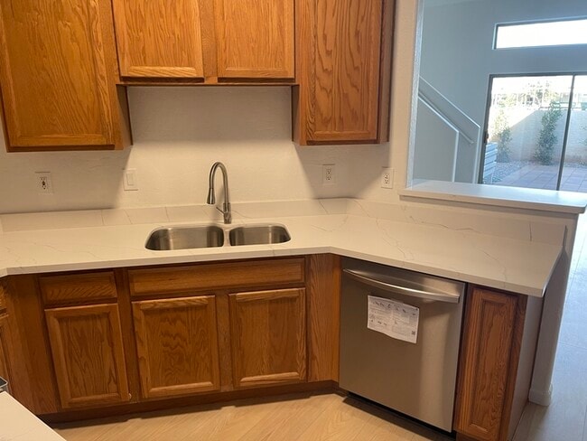 Building Photo - Clean Townhome in Great Location