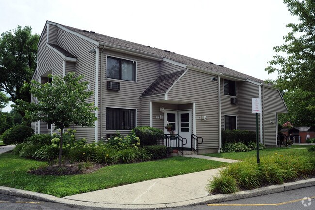 Building Photo - Squadron Gardens