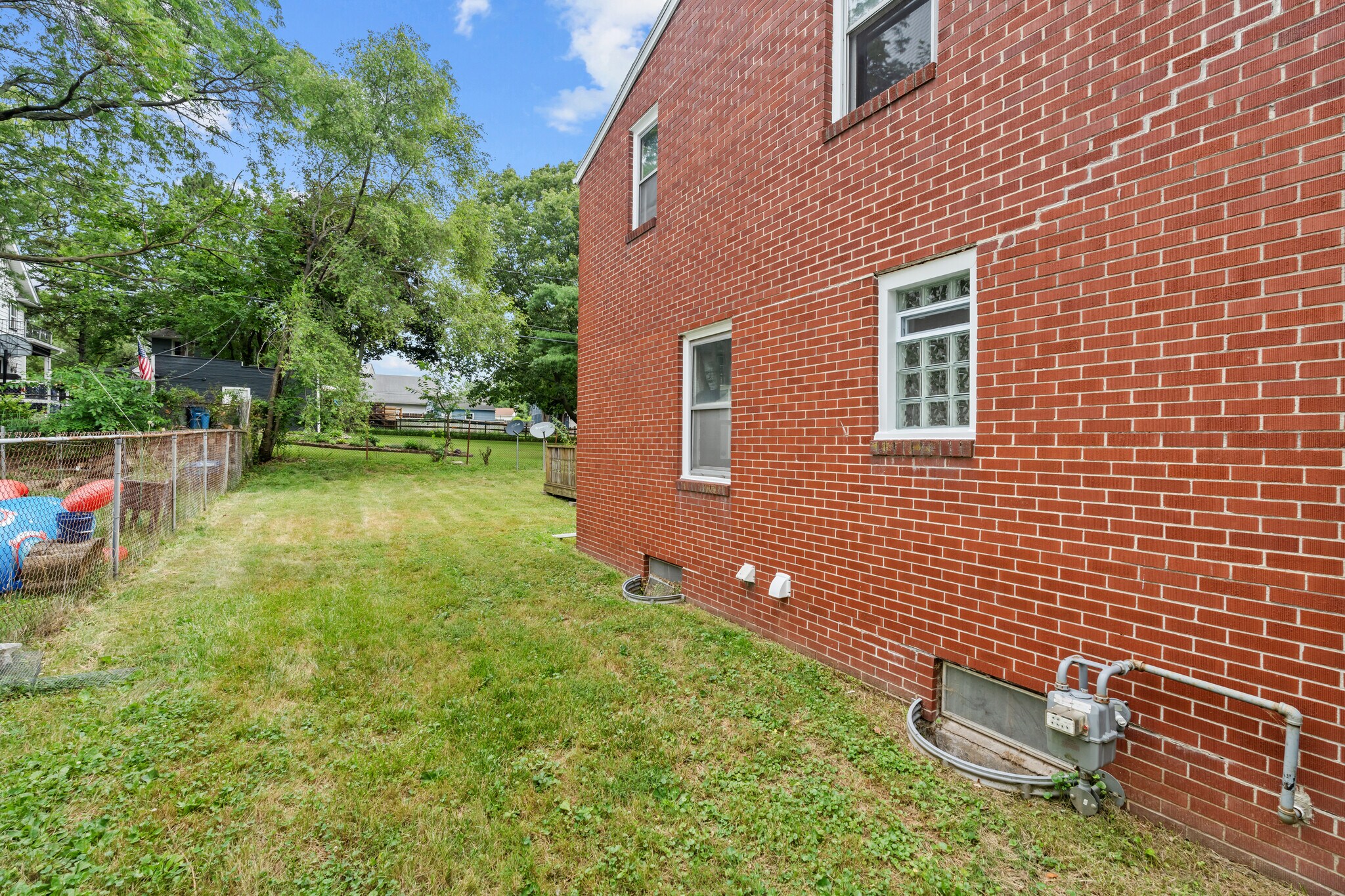Building Photo - 2024 Southmoor Dr