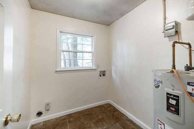 Building Photo - 170 Garnett Ridge Dr