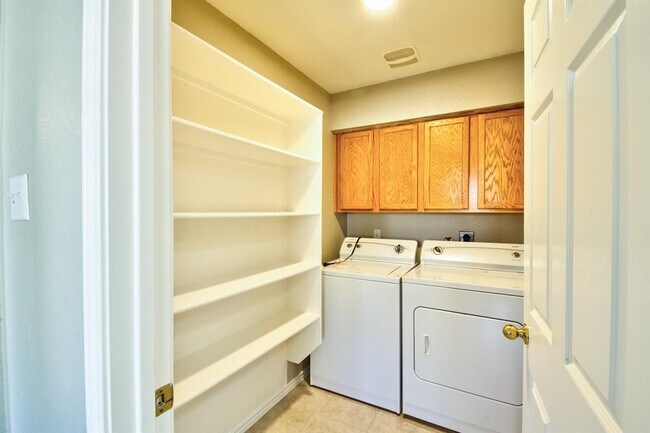 Building Photo - 10700 Beard Ave