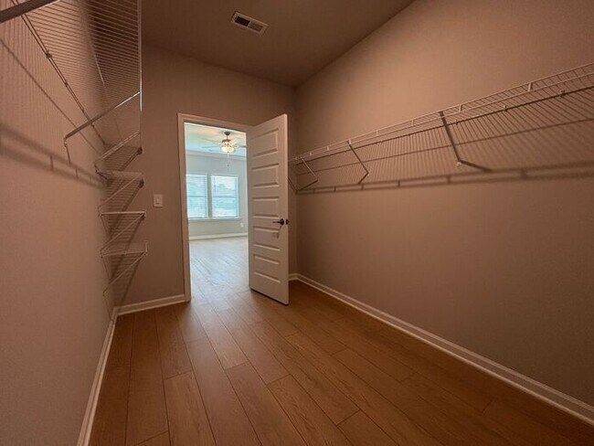 Building Photo - Look and lease in Athens