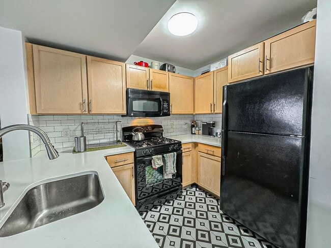 Building Photo - Bright and Sophisticated Studio Minutes Away from The Warf With Storage, Parking & Utilities Incl...