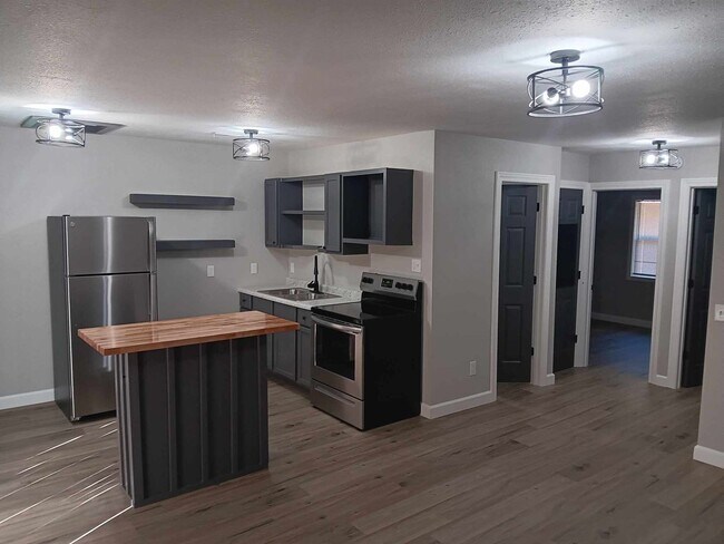 Building Photo - 2 Bedroom Apartment on Lake Treeline in Four Seasons