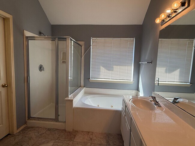 Building Photo - Room to Roam in Atascocita Park!