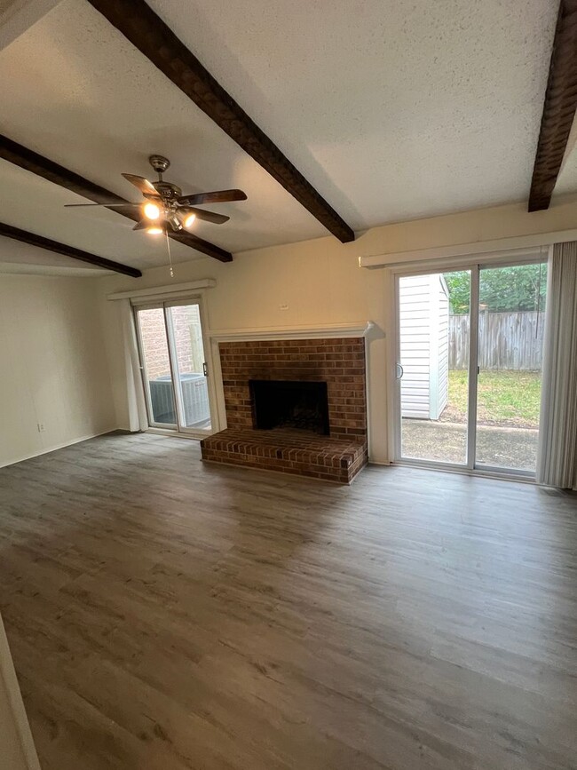 Building Photo - Large Townhouse in Virginia Beach with a Fenced Yard!