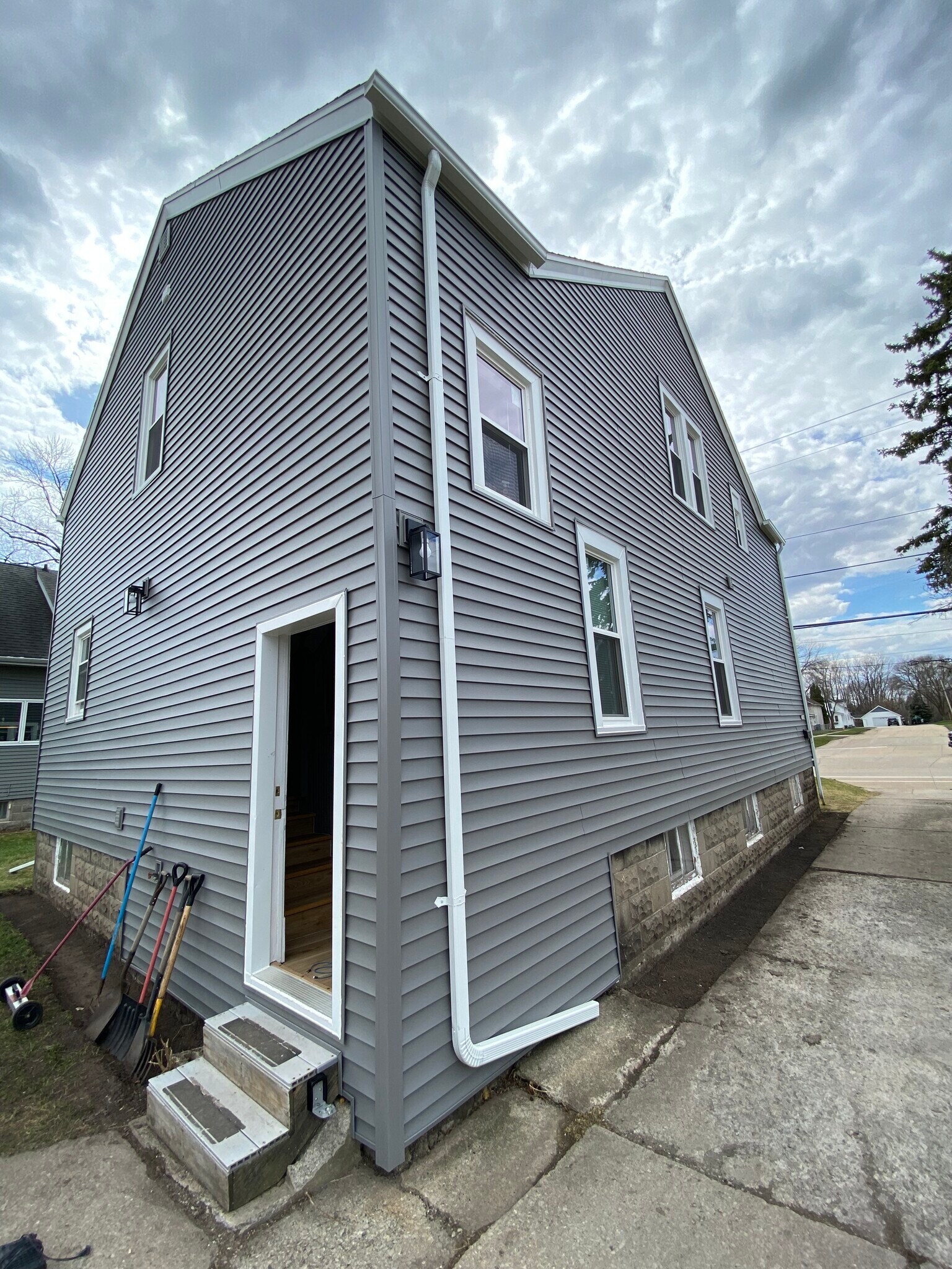 Building Photo - 1208 N Sawyer St
