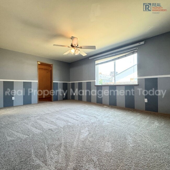 Building Photo - Great 3 bedroom home available NOW Close T...