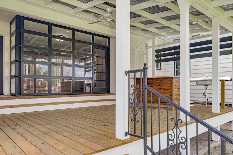 Building Photo - 222 E Sanders St