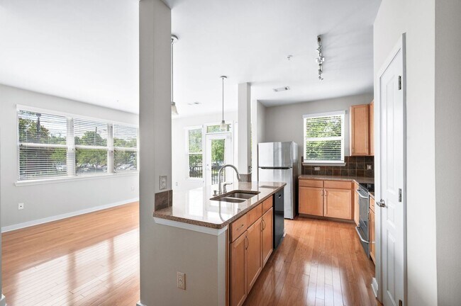 Building Photo - Spacious 3BR/2BA end unit at Bristol West ...