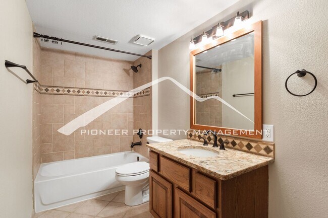 Building Photo - Beautiful 4 bedroom home with Stunning Col...