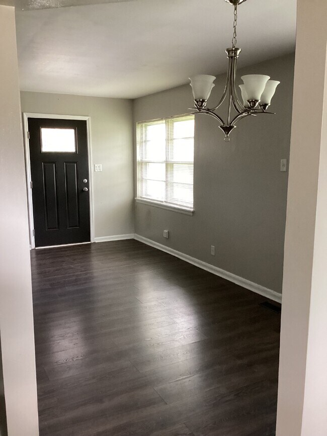 Building Photo - 2408 Whitesburg Dr