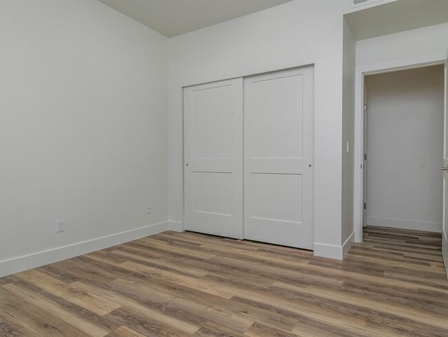 Building Photo - 150 800 E