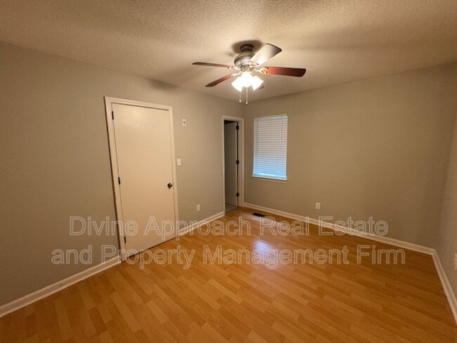 Building Photo - 830 Jamestown Manor Park