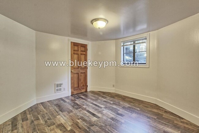 Building Photo - 2 Bed, 1 Bath  Newly Remodeled Unit Near O...