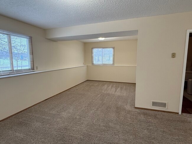 Building Photo - 2528 Birchview Ln