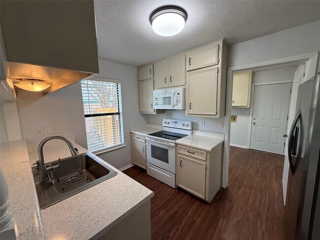 Building Photo - 111 Creekside Dr