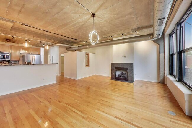 Building Photo - 1150 W 15th St
