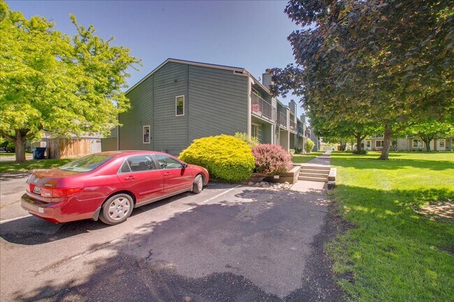 Building Photo - Bright & Stylish Townhome in the Heart of ...