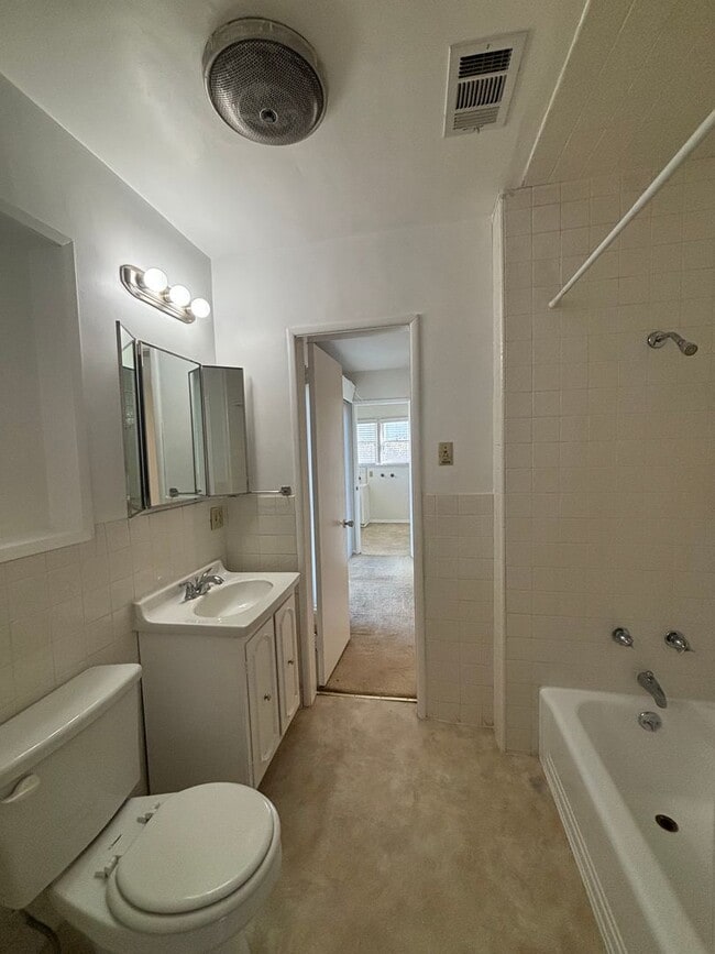 Building Photo - Beautiful 4 Bedroom 2.5 Bathroom SFR