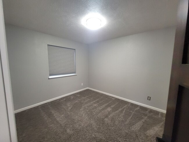 Building Photo - Exceptionally clean 3 bedroom, 1.5 bathroo...