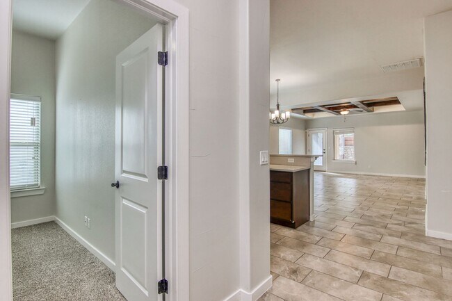 Building Photo - Beautiful East side House with 4 bed-2 baths