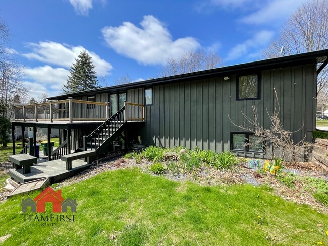 Building Photo - 910 Pine Ridge Dr