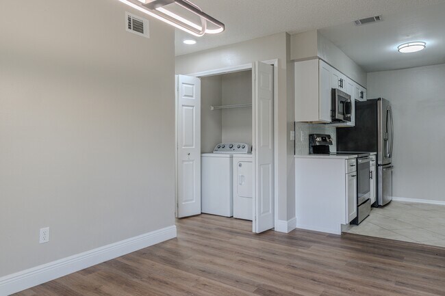 Building Photo - 5004 Laguna Bay Cir