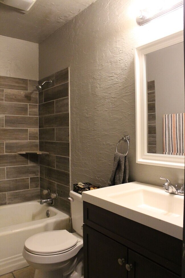 Building Photo - Spacious House for Rent in the Heart of Tu...