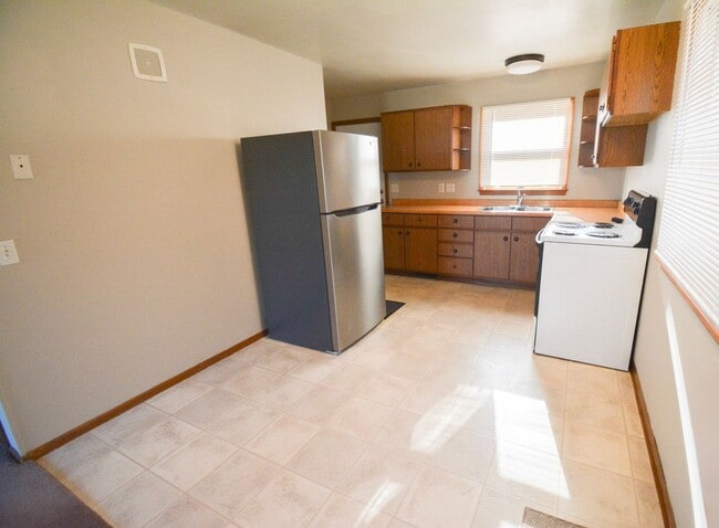 Building Photo - Ranch style apartment in duplex with finished basement space!