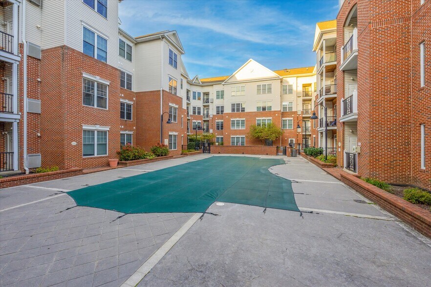 Building Photo - 350 W Elm St