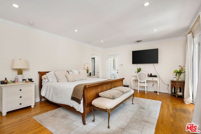 Building Photo - 4734 Los Feliz Blvd