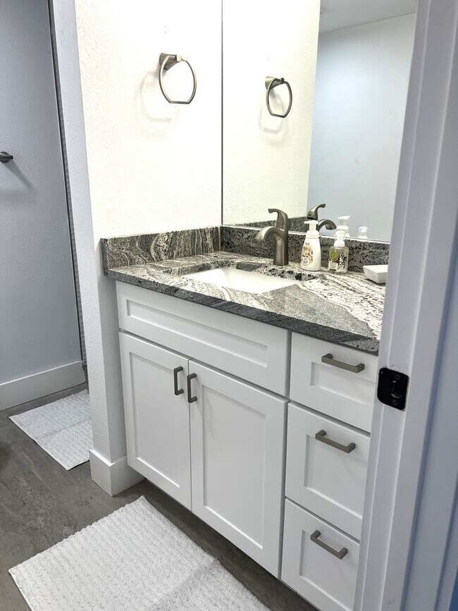 Building Photo - Beautifully updated - 2BR/2BA Villa on Venice Island