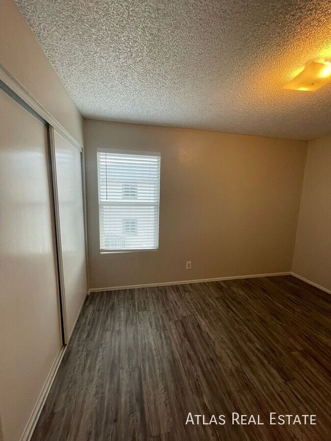 Building Photo - 465 W Ivyglen St