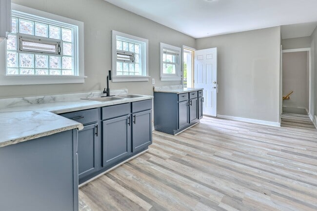 Building Photo - Cozy Home