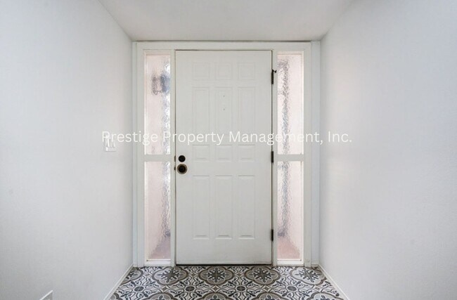 Building Photo - Beautiful Townhouse Overlooking The Golf C...